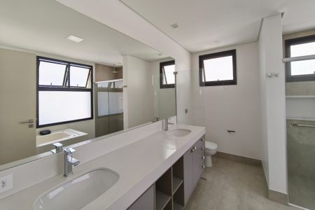 Casa de condomínio para alugar com 234m², 3 quartos e 4 vagasBanheiro Suíte