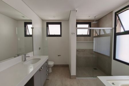 Casa de condomínio para alugar com 234m², 3 quartos e 4 vagasBanheiro Suíte