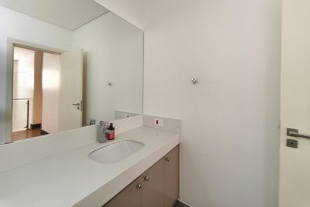 Casa de condomínio para alugar com 234m², 3 quartos e 4 vagasBanheiro Social