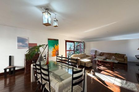 Casa à venda com 497m², 4 quartos e 2 vagasSala