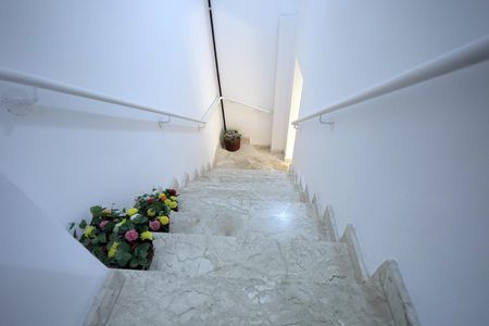 Apartamento à venda com 230m², 3 quartos e 2 vagas Apartamento à venda com 230m², 3 quartos e 2 vagasEscadas