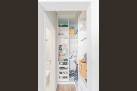 Casa de condomínio à venda com 235m², 3 quartos e 4 vagasCloset da Suíte 2