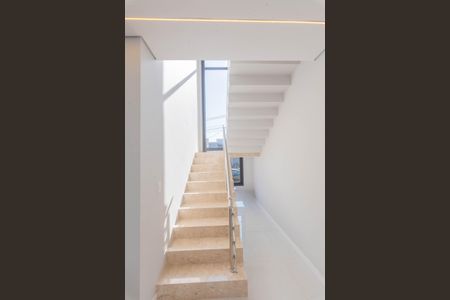 Casa de condomínio à venda com 235m², 3 quartos e 4 vagasEscada