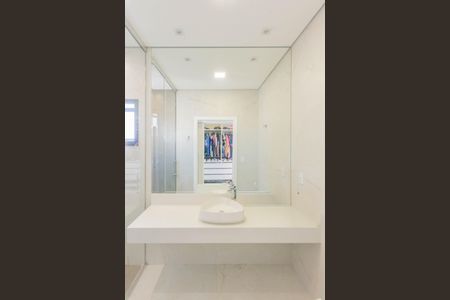 Casa de condomínio à venda com 235m², 3 quartos e 4 vagasBanheiro da Suíte 1