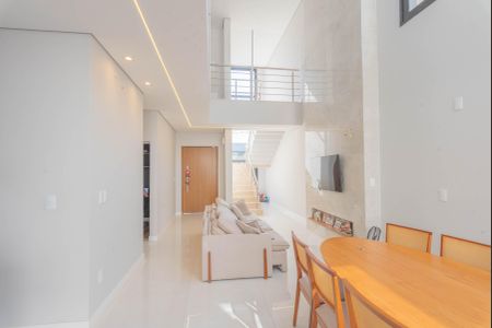 Casa de condomínio à venda com 235m², 3 quartos e 4 vagasSala