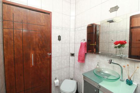 Casa para alugar com 250m², 3 quartos e 6 vagasBanheiro Social 1