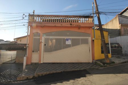 Casa para alugar com 250m², 3 quartos e 6 vagasFachada