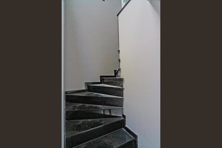 Casa à venda com 150m², 3 quartos e 2 vagas Casa à venda com 150m², 3 quartos e 2 vagasEscada