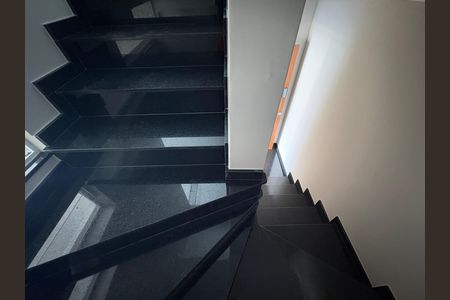 Casa à venda com 150m², 3 quartos e 2 vagas Casa à venda com 150m², 3 quartos e 2 vagasEscada