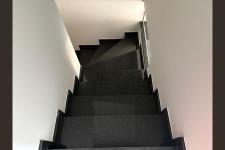 Casa à venda com 150m², 3 quartos e 2 vagas Casa à venda com 150m², 3 quartos e 2 vagasEscada