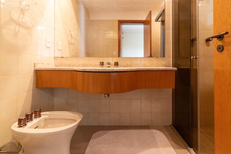 Apartamento para alugar com 252m², 3 quartos e 4 vagas Apartamento para alugar com 252m², 3 quartos e 4 vagasBanheiro da Suíte 1