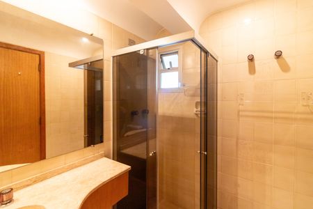 Apartamento para alugar com 252m², 3 quartos e 4 vagas Apartamento para alugar com 252m², 3 quartos e 4 vagasBanheiro da Suíte 1