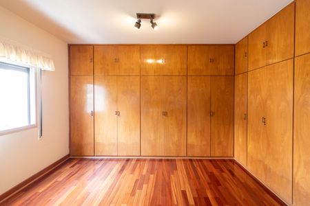Apartamento para alugar com 252m², 3 quartos e 4 vagas Apartamento para alugar com 252m², 3 quartos e 4 vagasCloset da suíte 2