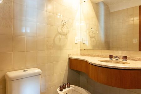 Apartamento para alugar com 252m², 3 quartos e 4 vagas Apartamento para alugar com 252m², 3 quartos e 4 vagasBanheiro da Suíte 1