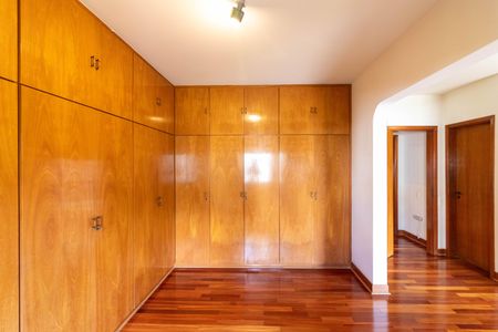 Apartamento para alugar com 252m², 3 quartos e 4 vagas Apartamento para alugar com 252m², 3 quartos e 4 vagasCloset da suíte 2