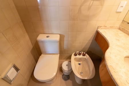 Apartamento para alugar com 252m², 3 quartos e 4 vagas Apartamento para alugar com 252m², 3 quartos e 4 vagasBanheiro da Suíte 1