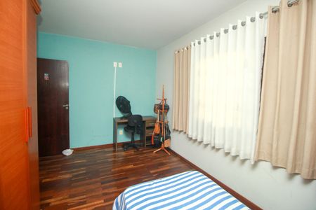 Casa à venda com 172m², 3 quartos e 4 vagasQuarto 2