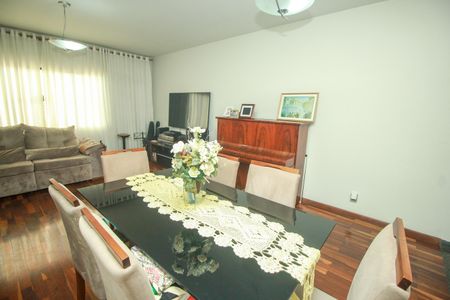 Casa à venda com 172m², 3 quartos e 4 vagasSala