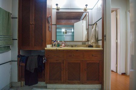 Apartamento à venda com 120m², 4 quartos e 2 vagas Apartamento à venda com 120m², 4 quartos e 2 vagasBanheiro Social