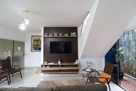 Sala 1 de casa para alugar com 2 quartos, 176m² em Presidente Roosevelt, Uberlândia