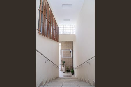 Casa à venda com 125m², 2 quartos e 2 vagas Casa à venda com 125m², 2 quartos e 2 vagasEscada