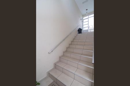 Casa à venda com 125m², 2 quartos e 2 vagas Casa à venda com 125m², 2 quartos e 2 vagasEscada