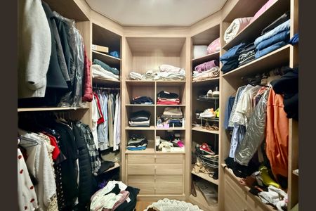 Apartamento à venda com 130m², 3 quartos e 2 vagasCloset  Suíte 