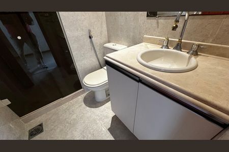 Apartamento à venda com 203m², 2 quartos e 2 vagas Apartamento à venda com 203m², 2 quartos e 2 vagasBanheiro s