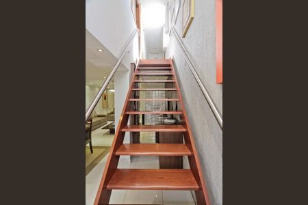 Casa à venda com 280m², 3 quartos e 2 vagas Casa à venda com 280m², 3 quartos e 2 vagasEscada