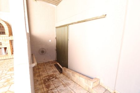 Casa para alugar com 100m², 4 quartos e 1 vagaSaída lateral