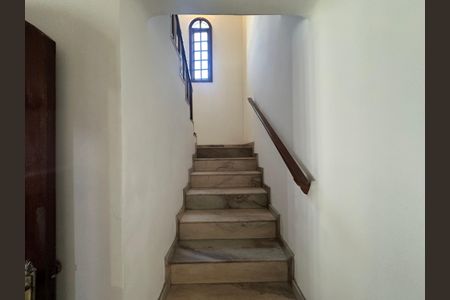 Casa para alugar com 240m², 4 quartos e 3 vagasEscada