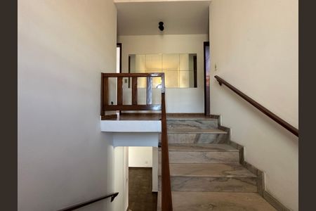 Casa para alugar com 240m², 4 quartos e 3 vagasEscada