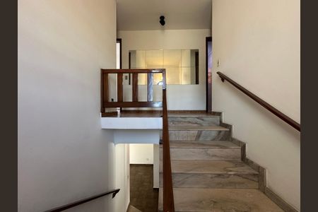 Casa para alugar com 240m², 4 quartos e 3 vagasEscada