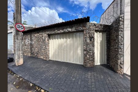 Casa para alugar com 180m², 3 quartos e 2 vagasFachada