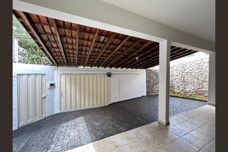 Casa para alugar com 180m², 3 quartos e 2 vagasFachada