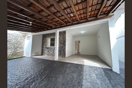 Casa para alugar com 180m², 3 quartos e 2 vagasFachada