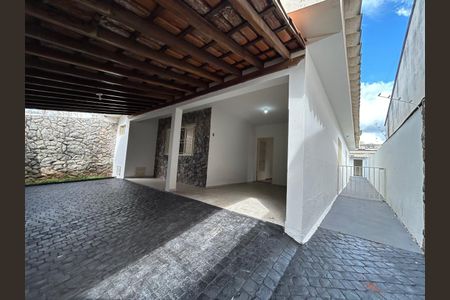 Casa para alugar com 180m², 3 quartos e 2 vagasFachada