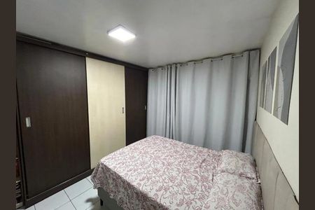 Quarto simples com cama e armários, iluminado por lâmpada de teto. de casa à venda com 3 quartos, 140m² em Vila Tiradentes, São Paulo