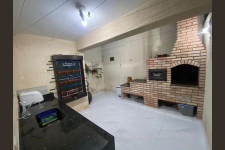 Casa à venda com 140m², 3 quartos e 3 vagasSala de churrasqueira com piso de porcelanato e mesa de granito.