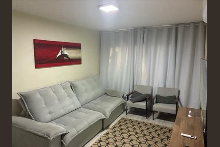 Sala de estar com sofá, cadeira e pintura de avião sobre fundo vermelho. de casa à venda com 3 quartos, 140m² em Vila Tiradentes, São Paulo