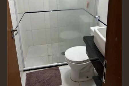 Banheiro com chuveiro e vaso sanitário branco, piso de porcelanato e pia de granito. de casa à venda com 3 quartos, 140m² em Vila Tiradentes, São Paulo