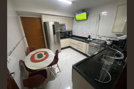 Cozinha com móveis modernos e equipamentos de alta qualidade, iluminada por luz natural e artificial. de casa à venda com 3 quartos, 140m² em Vila Tiradentes, São Paulo
