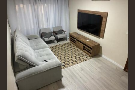 Sala de estar com sofá, TV e mesa de madeira, com iluminação natural e boa qualidade. de casa à venda com 3 quartos, 140m² em Vila Tiradentes, São Paulo