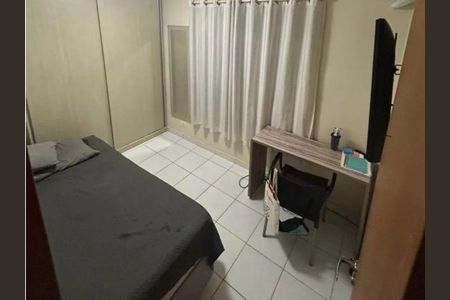 Quarto simples com cama, mesa e TV, com piso de porcelanato e cortina branca. de casa à venda com 3 quartos, 140m² em Vila Tiradentes, São Paulo