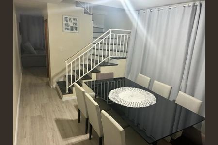 Casa à venda com 140m², 3 quartos e 3 vagasSala de jantar com mesa de vidro e cadeiras brancas, com escada de metal e madeira no fundo.
