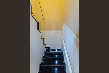 Casa à venda com 113m², 3 quartos e 2 vagasEscada