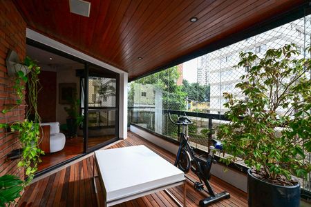 Apartamento à venda com 246m², 4 quartos e 4 vagasVaranda