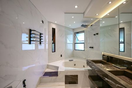 Apartamento à venda com 246m², 4 quartos e 4 vagasBanheiro Suíte 