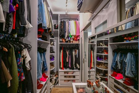 Apartamento à venda com 246m², 4 quartos e 4 vagasArmário da Suíte 1
