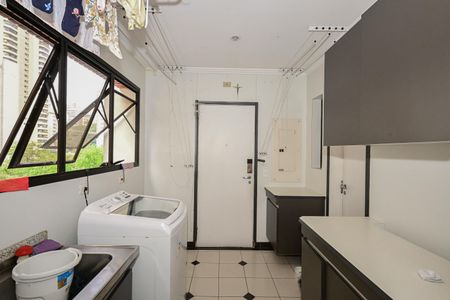 Apartamento à venda com 246m², 4 quartos e 4 vagasÁrea de Serviço 